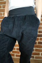 schniesel.Schwarz Breitcord Baumwollschlawinerhose