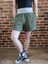 schniesel.Olive Musselin Shorts