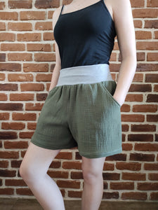 schniesel.Olive Musselin Shorts