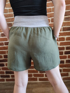 schniesel.Olive Musselin Shorts