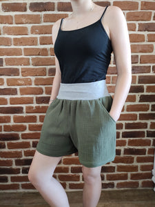 schniesel.Olive Musselin Shorts