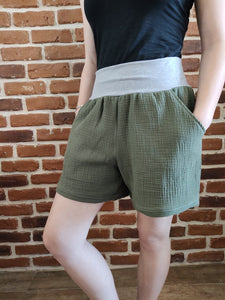 schniesel.Olive Musselin Shorts