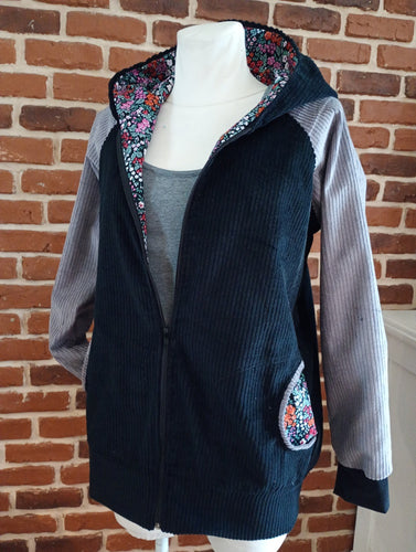 schniesel.Schwarz Grau Blümchen Breitcordjacke