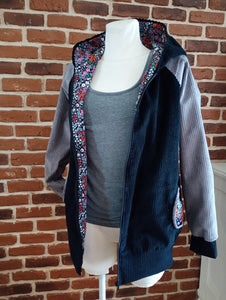 schniesel.Schwarz Grau Blümchen Breitcordjacke