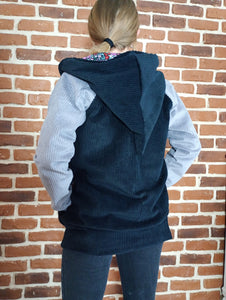 schniesel.Schwarz Grau Blümchen Breitcordjacke