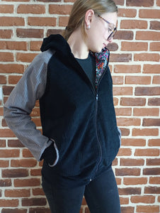 schniesel.Schwarz Grau Blümchen Breitcordjacke