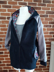 schniesel.Schwarz Grau Blümchen Breitcordjacke