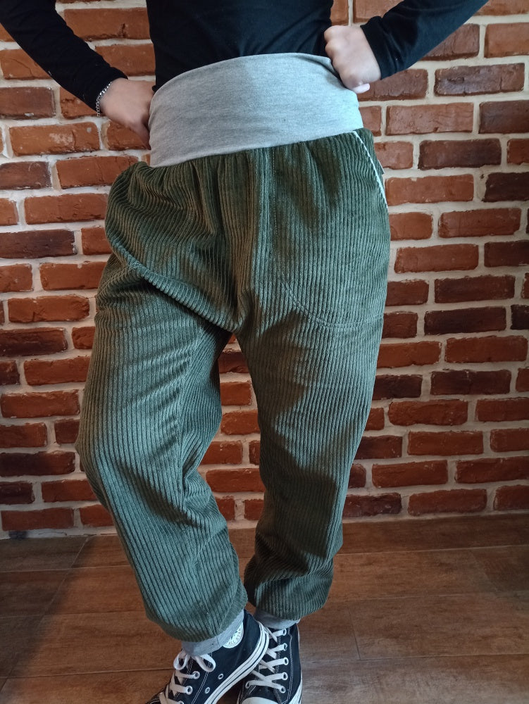 schniesel.Dunkelgrüne Breitcord Baumwollschlawinerhose