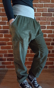 schniesel.Dunkelgrüne Breitcord Baumwollschlawinerhose