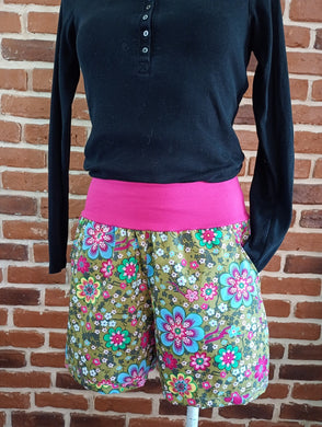 schniesel.Grün Bunte Blumen Pink Shorts