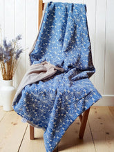 schniesel.Blau Beige Blumenstrick Musselindecke