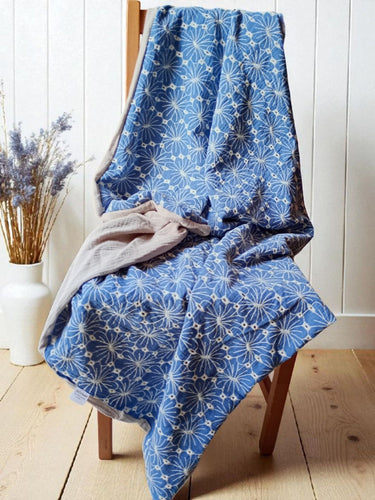 schniesel.Blau Beige Blumenstrick Musselindecke