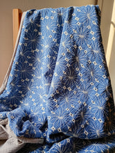 schniesel.Blau Beige Blumenstrick Musselindecke