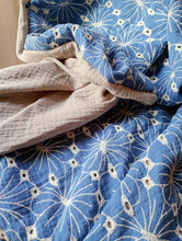 schniesel.Blau Beige Blumenstrick Musselindecke