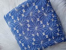 schniesel.Blau Beige Blumenstrick Musselindecke