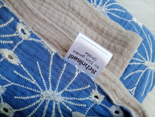 schniesel.Blau Beige Blumenstrick Musselindecke