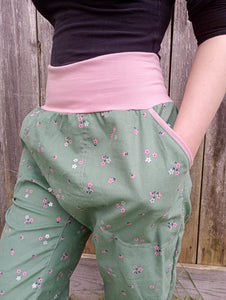 schniesel.Grün Blümchen altrosa Feincord Baumwollschlawinerhose