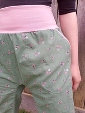 schniesel.Grün Blümchen altrosa Feincord Baumwollschlawinerhose