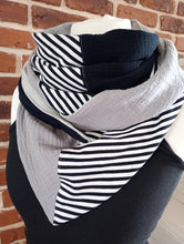 schniesel.Grau Schwarz Weiß gestreift Dreieckstuch