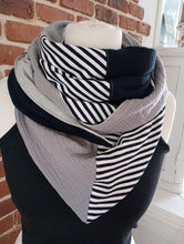 schniesel.Grau Schwarz Weiß gestreift Dreieckstuch