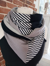 schniesel.Grau Schwarz Weiß gestreift Dreieckstuch