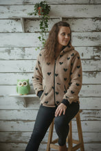 schniesel.Beige Herzchen Teddyjacke