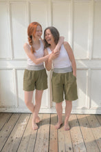 schniesel.Grün Grau Musselin Shorts
