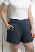 schniesel.Dunkelblau Musselin Shorts