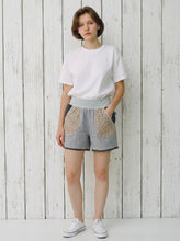 schniesel.Grau Beige Schwalben Musselinshorts