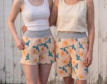 schniesel.Rosa Retro Blume Grau Musselin Shorts
