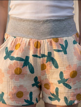 schniesel.Rosa Retro Blume Grau Musselin Shorts