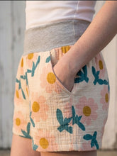 schniesel.Rosa Retro Blume Grau Musselin Shorts