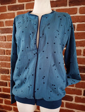 schniesel.Blau Herzchen Musselinjacke