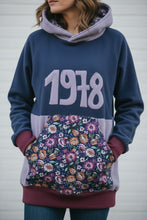 schniesel.Jahrgang Blau Lila Blumen Pulli